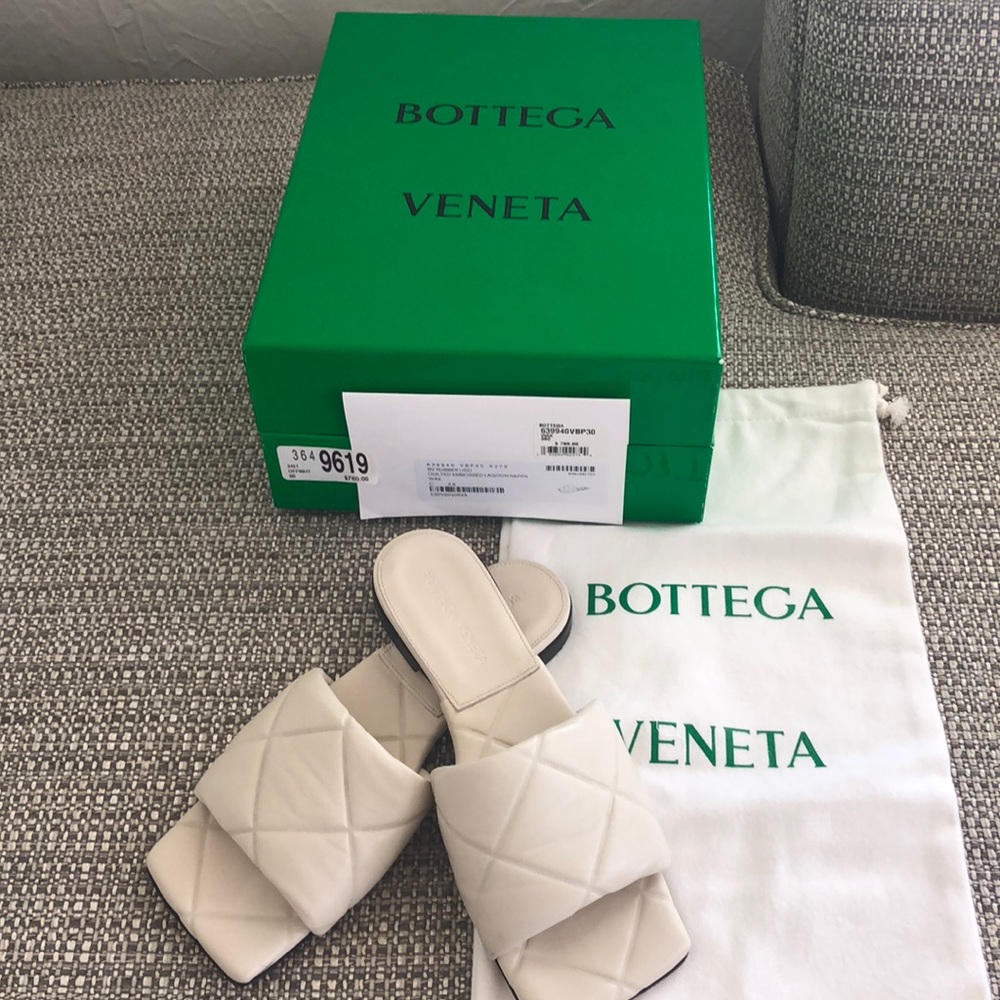 Bottega Veneta Beige (wax) Sandals. Size 6M.